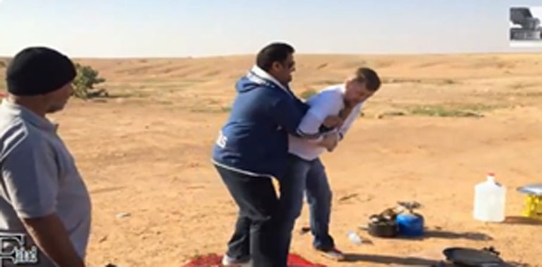 بالفيديو.. سعودي في "كشتة بر" يمازح صديقه "مدرب الملاكمة البريطاني" ويسقطه أرضاً