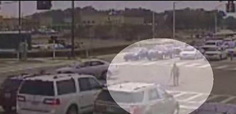 بالفيديو.. قائد دراجة ينجو من حادث تصادم بقفزة أكروباتية 