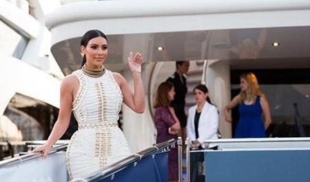 بالصور.. كيم كارديشيان ترتدي فستاناً من الحبال وتثير الاستغراب