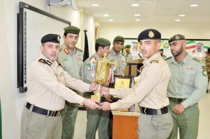 تكريم احد خريجي الدورة﻿