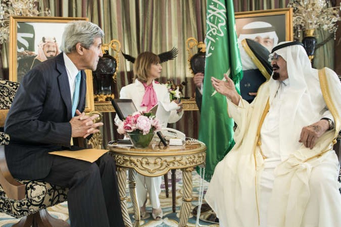 خادم الحرمين الشريفين الملك عبدالله بن عبدالعزيز خلال مباحثاته مع وزير الخارجية الاميركي جون كيري في جدة امس	افپ ﻿