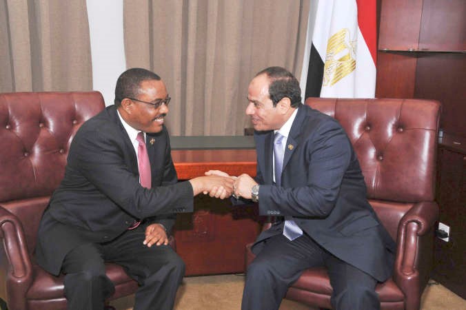 الرئيس المصري عبد الفتاح السيسي يلتقي رئيس الوزراء الاثيوبي هيلي ماريام ديسالين على هامش القمة الافريقية في غينيا امس الاولرويترز﻿