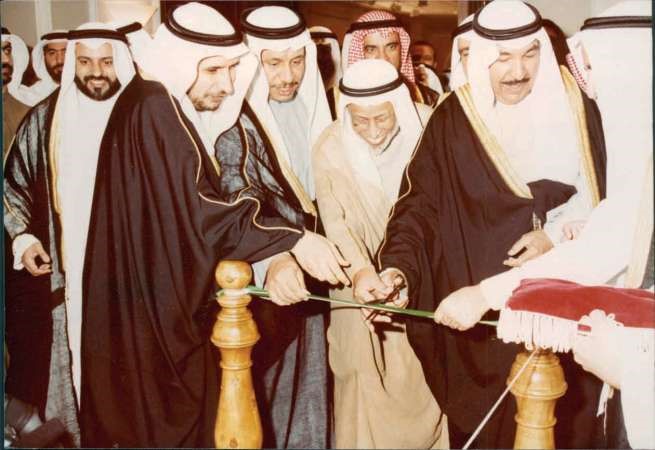 الشيخ جابر العبد الله وسمو الشيخ جابر المبارك والعم يوسف الحجي وعلي الرميح في افتتاح فرع للهئية الخيرية﻿