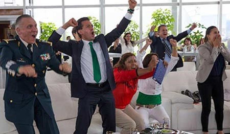 بالصور.. من الأفضل في التشجيع: رئيس المكسيك أم مدربها؟