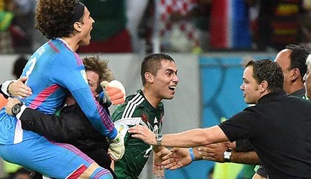 بالصور.. من الأفضل في التشجيع: رئيس المكسيك أم مدربها؟