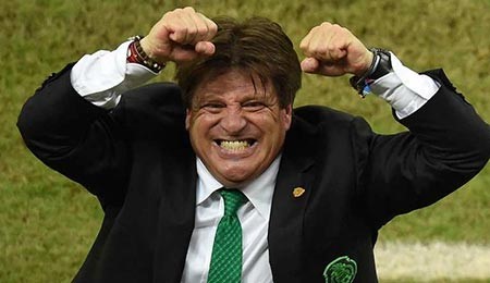 بالصور.. من الأفضل في التشجيع: رئيس المكسيك أم مدربها؟