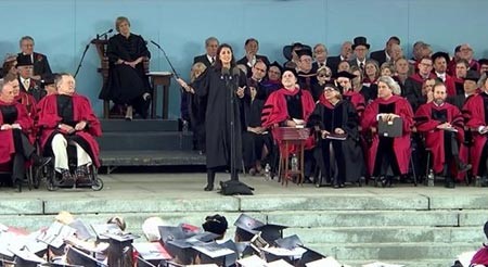 وهي تتحدث للرئيس بوش وتذكره في لقائهما بالطفولة