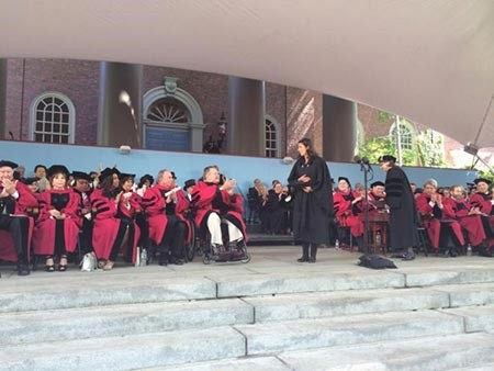 اثناء القاء كلمتها في هارفارد