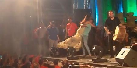 بالفيديو.. "مهووسة" تهجم على نجوى كرم وتحملها وتدور بها في موقف محرج في جرش
