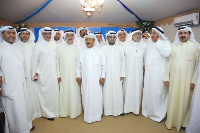 الحضور يباركون لاحمد لاري فوزه بالانتخابات
