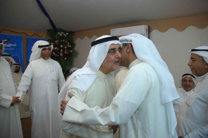  احمد لاري يتلقى تهنئة بالفوز
