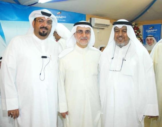  احمد لاري متوسطا بعض المباركين
