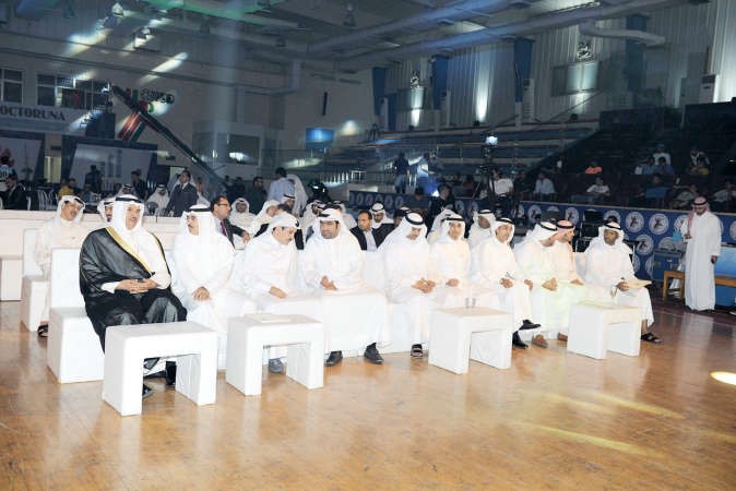 ممثل صاحب السمو الامير وزير الاعلام والشباب الشيخ سلمان الحمود والى جانبه عبداللطيف الروضان وخالد الروضان وكبار الحضور ﻿