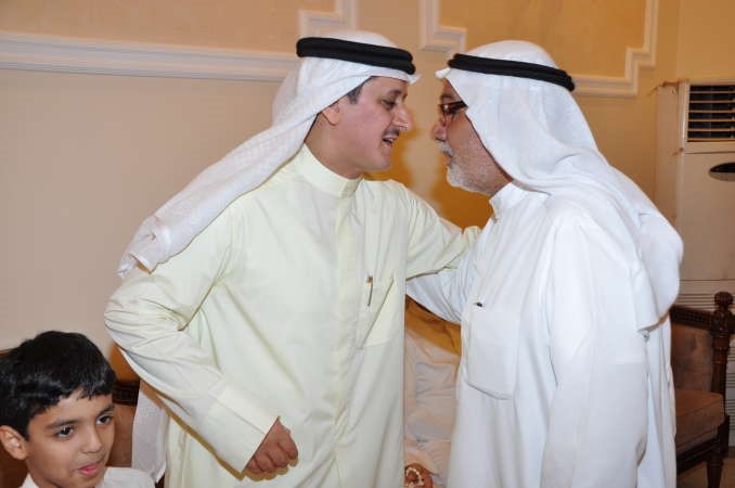 العتيبي يتلقى تهنئة من احد المباركين
