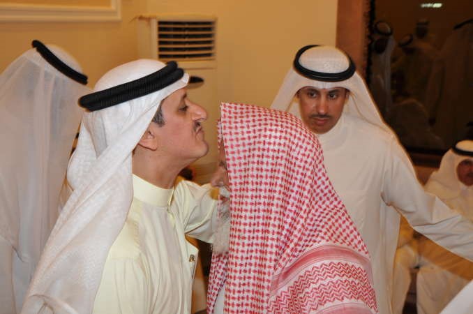 العتيبي يقبل راس احد كبار السن