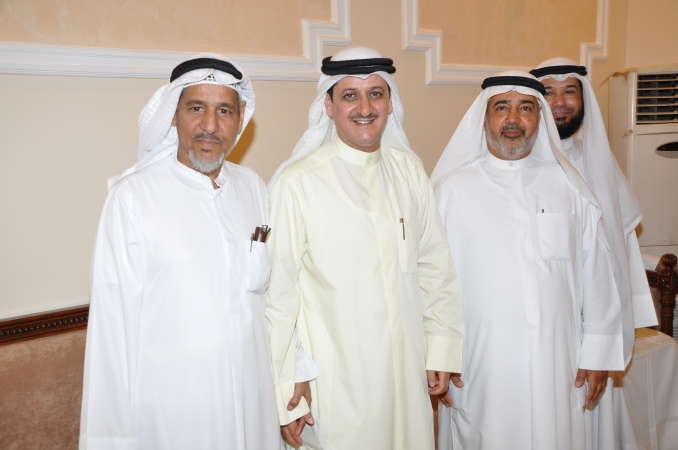 العتيبي متوسطا بعض الحضور