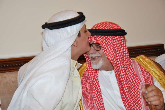 فارس العتيبي يقبل راس احد كبار السن