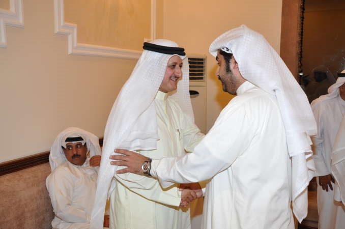 العتيبي يتلقى تهنئة من احد المباركين