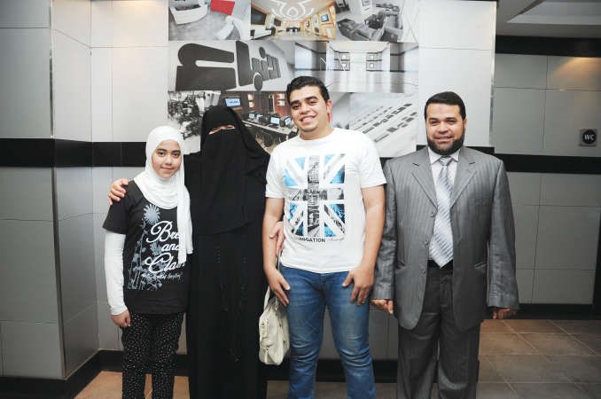 معاذ مع والده الزميل حسام الدين احمد واسرته	فريال حماد
﻿