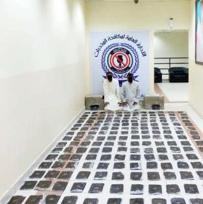 المتهمان وامامهما الحشيش المضبوط﻿