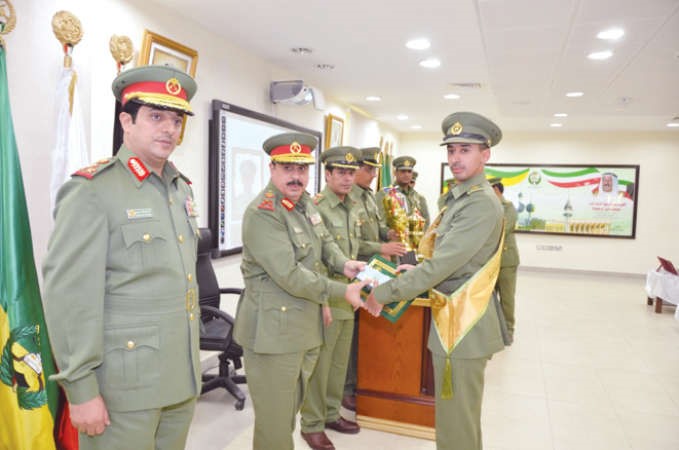 اللواء الركن مهاشم الرفاعي مكرما احد الخريجين