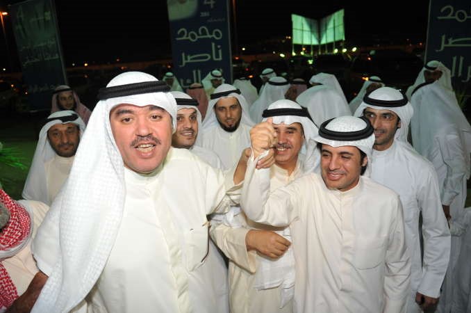 سعود المطيري ممسكا بيد محمد الرشيدي