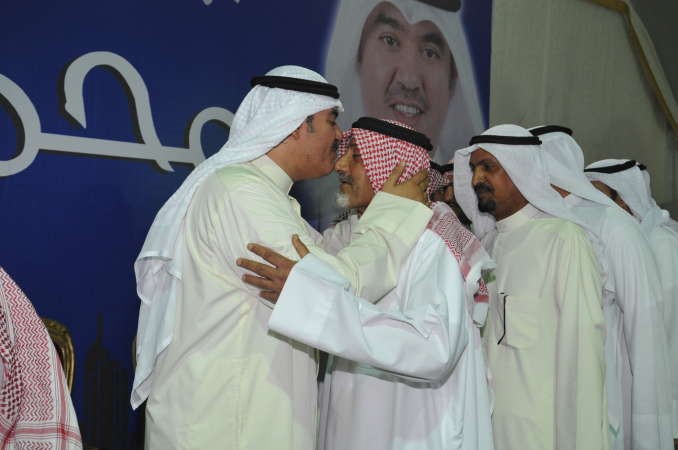 الرشيدي يقبل راس احد كبار السن