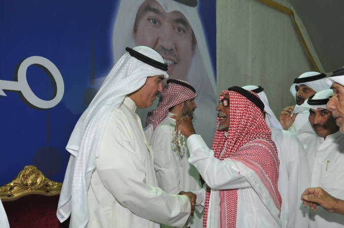  ويتلقى تهنئة من احد الحضور