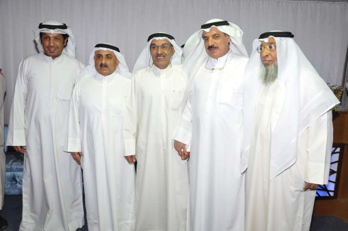 عبدالله المعيوف متوسطا بعض المباركين بالنجاح
