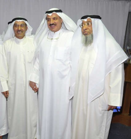 عبدالله المعيوف يتوسط المهنئين