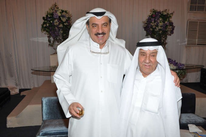 عبدالله المعيوف مع احد كبار السن
