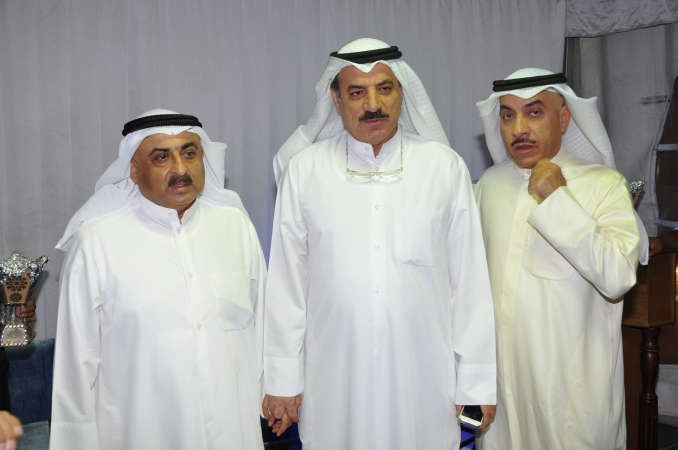 المعيوف يتوسط مؤيديه
