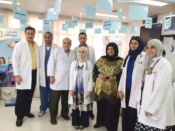 دولاء الكندري تتوسط فريق مركز عبدالله المبارك الصحي