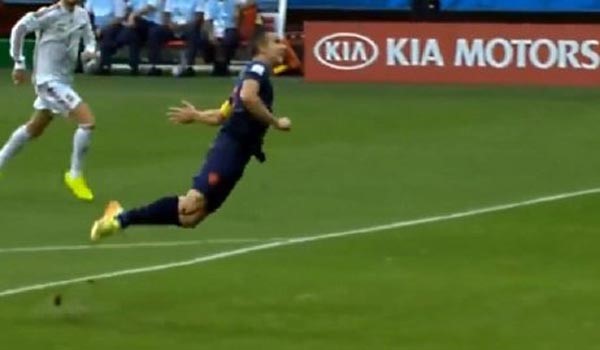 بالفيديو.. رحلة فضائية لمنتخب هولند في حال فوزه بمونديال البرازيل