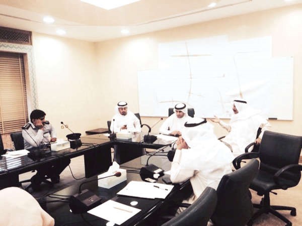 عبدالله الكندري خلال ترؤسه ورشة العمل
