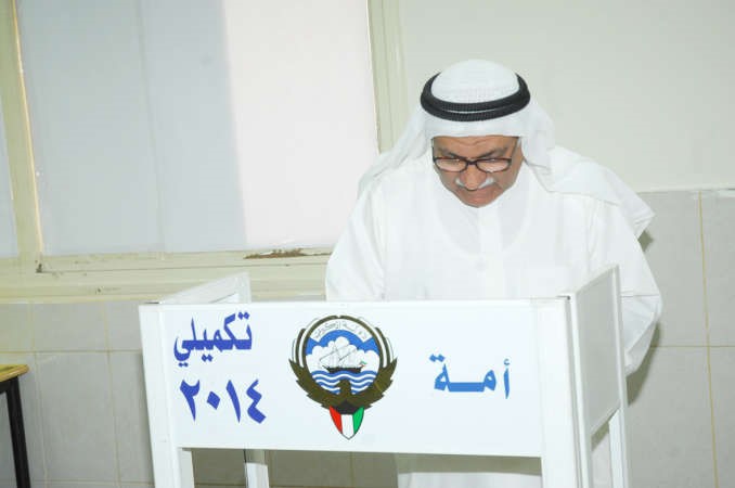 احد المواطنين يدلي بصوته في الانتخابات التكميلية الاخيرة