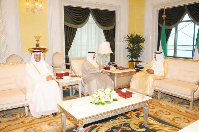 سمو ولي العهد الشيخ نواف الاحمد مستقبلا دعلي العبيدي وعبداللطيف الروضان