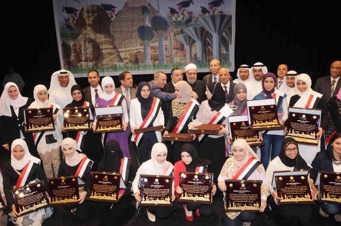السفير عبدالكريم سليمان والسفيرة هالة البشلاوي ود عزمي عبدالفتاح ود خالد الرشيد وطلق الهيم مع كوكبة من المتفوقين والمتفوقات في الثانوية العامة والمعهد الديني