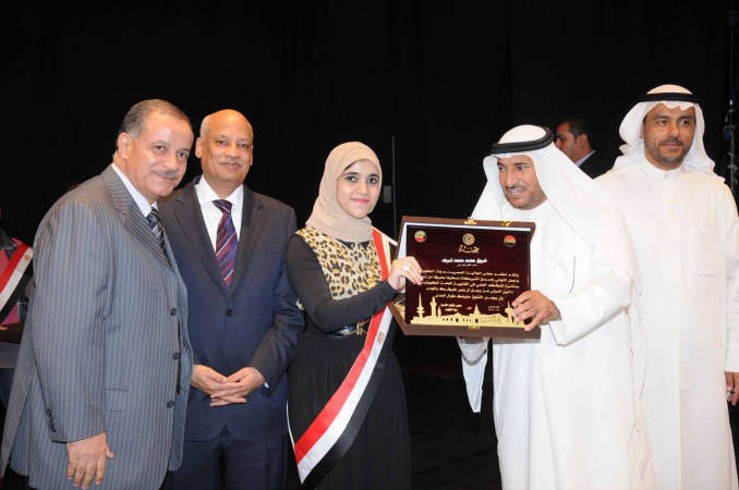 طلق الهيم يسلم درع التفوق لاحدى الطالبات