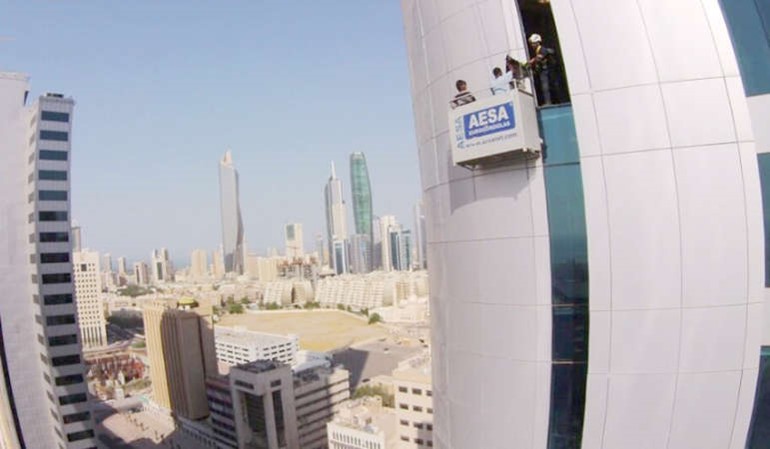 رجال الاطفاء خلال انقاذ العاملين من السلم المعلق﻿