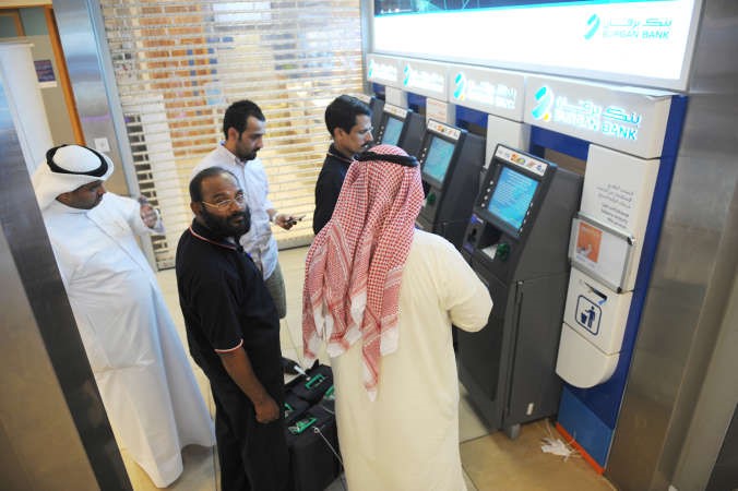 بدء عمليات السحب للعملة الجديدة من المطار مساء امس﻿
