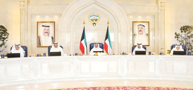 سمو رئيس مجلس الوزراء الشيخ جابر المبارك مترئسا جلسة امس ويبدو الشيخ صباح الخالد والشيخ محمد الخالد وعبدالعزيز الابراهيم 