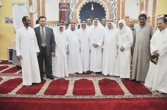 دخالد المذكور متوسطا احمد الكندري ورواد مسجد الشايجي﻿