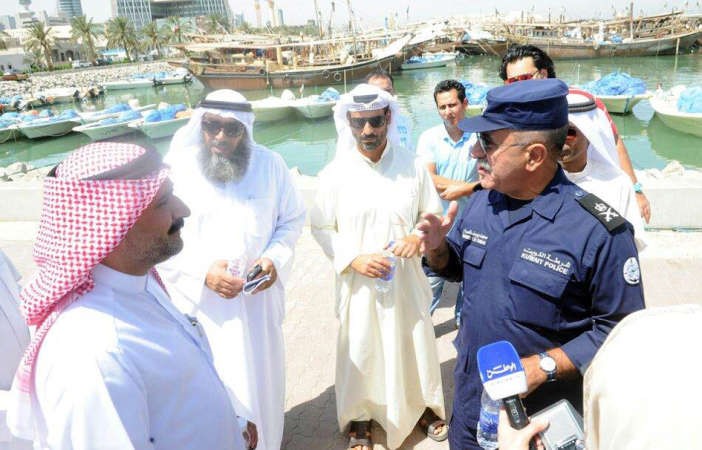 الوكيل المساعد لامن الحدود الشيخ محمد اليوسف متحدثا مع الصيادين 