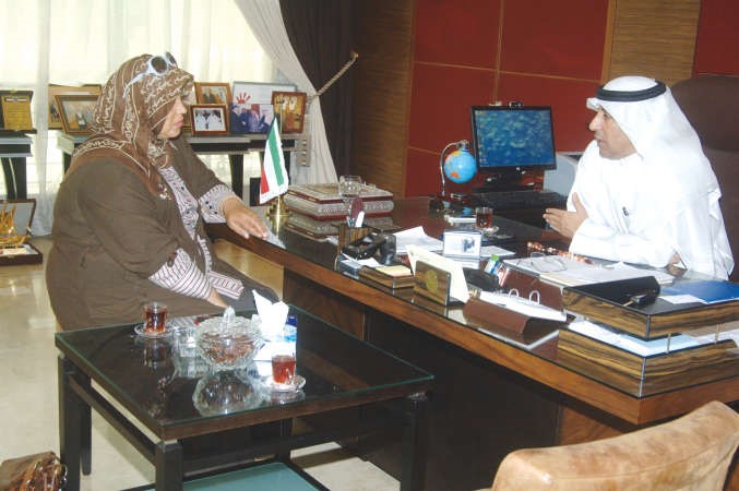 السفير عزيز الديحاني متحدثا الى الزميلة هناء السيد 	ناصر عبدالسيد﻿