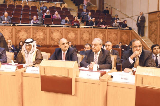 السفير عزيز الديحاني يلقي كلمة الشيخ صباح الخالد في الاجتماع﻿