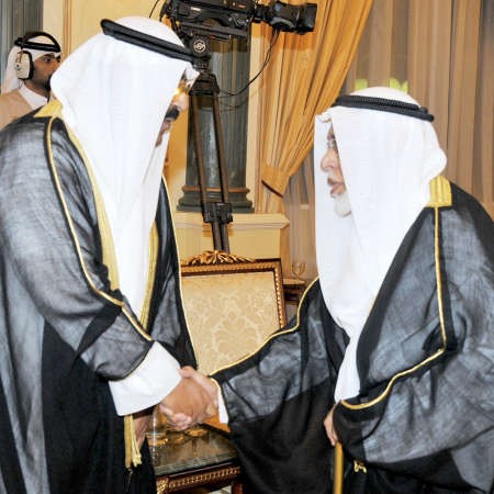الشيخ مشعل الاحمد يتلقى تهنئة المستشار راشد الحماد﻿