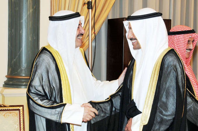 مرزوق الغانم يتبادل التهاني مع الشيخ احمد الحمود ويبدو الشيخ دابراهيم الدعيج﻿