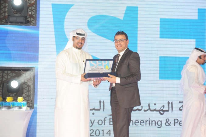 حسام ابولغد يتسلم تكريم الشركة على رعاية الحفل﻿
