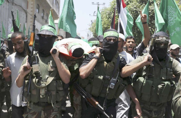 اعضاء من حماس يشيعون محمد العبيد الذي قتله الاحتلال بدير البلح بغزة امسرويترز ﻿